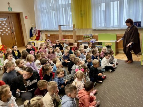 mlodsze-dzieci-podczas-Dnia-Glosnego-Czytania-9