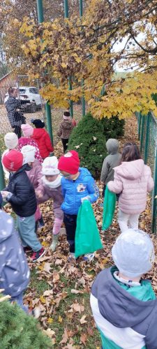 Zerowka-porzadkuje-otoczenie-szkoly-10