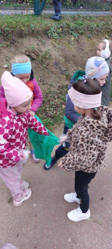 Zerowka-porzadkuje-otoczenie-szkoly-11