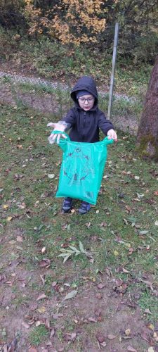 Zerowka-porzadkuje-otoczenie-szkoly-14