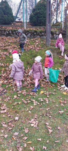 Zerowka-porzadkuje-otoczenie-szkoly-8