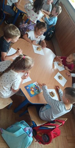 Zerowka-ze-swoja-pania-piecze-ciasto-1