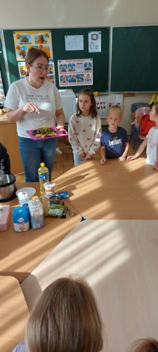 Zerowka-ze-swoja-pania-piecze-ciasto-10