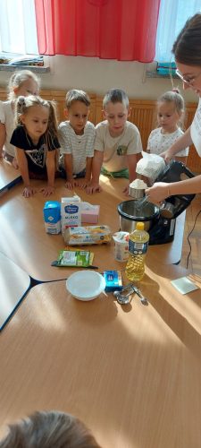 Zerowka-ze-swoja-pania-piecze-ciasto-11