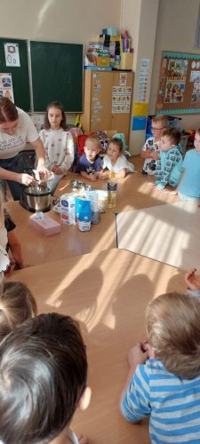 Zerowka-ze-swoja-pania-piecze-ciasto-12