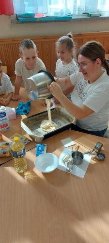 Zerowka-ze-swoja-pania-piecze-ciasto-13