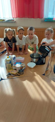 Zerowka-ze-swoja-pania-piecze-ciasto-14