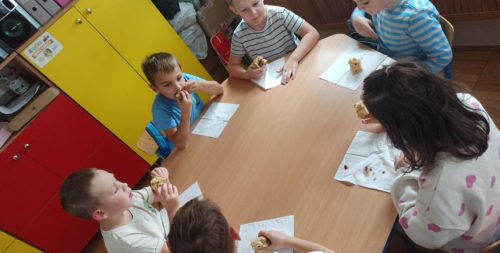 Zerowka-ze-swoja-pania-piecze-ciasto-2