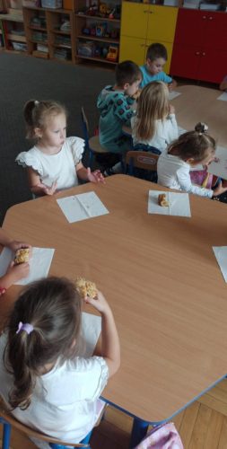 Zerowka-ze-swoja-pania-piecze-ciasto-4