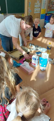 Zerowka-ze-swoja-pania-piecze-ciasto-7