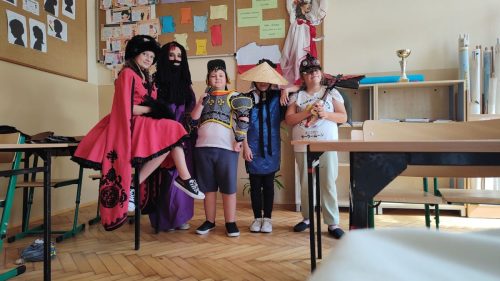 klasa-5-wciela-sie-w-rozne-postaci-1
