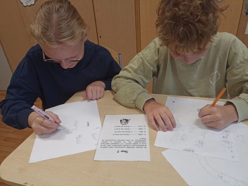 uczniowie-rozwiazuja-zadania-matematyczne-1