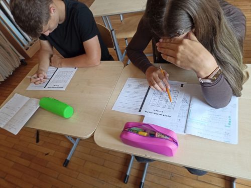 uczniowie-rozwiazuja-zadania-matematyczne-10