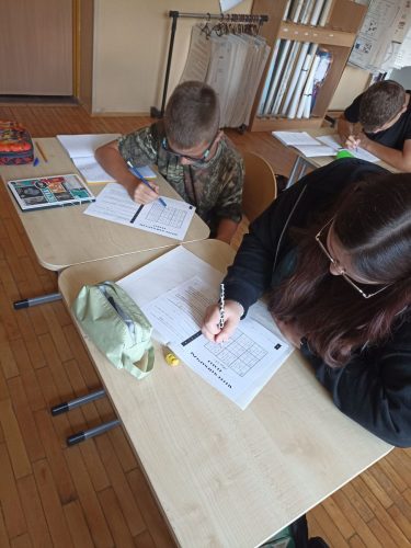 uczniowie-rozwiazuja-zadania-matematyczne-11