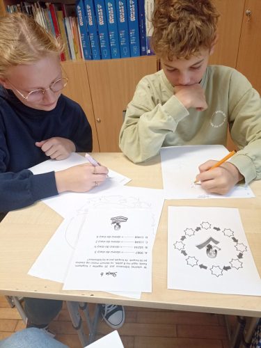 uczniowie-rozwiazuja-zadania-matematyczne-2