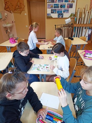 uczniowie-rozwiazuja-zadania-matematyczne-4