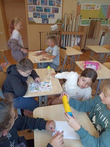 uczniowie-rozwiazuja-zadania-matematyczne-5