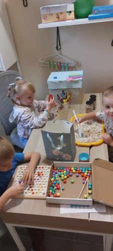 przedszkolaki-w-sali-terapeutycznej-10