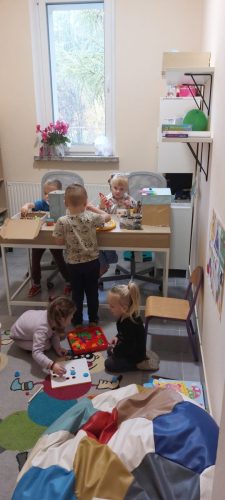 przedszkolaki-w-sali-terapeutycznej-4